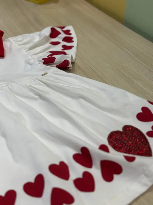 Vestido Infantil com Estampa de Corações e Detalhes em Glitter