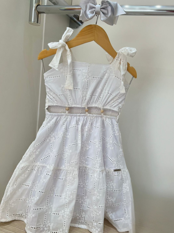 Vestido Infantil Branco de Laise com Alças de Laço e Pérolas